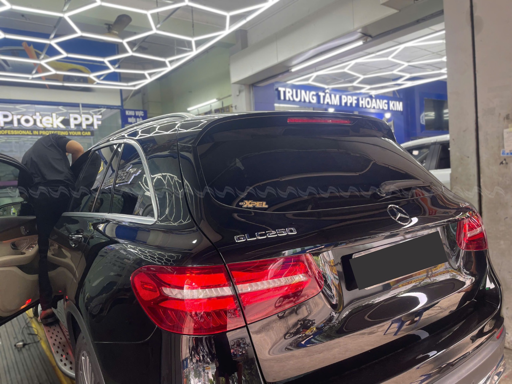 Cận cảnh phim cách nhiệt XPEL XRPL-55 trên kính lái