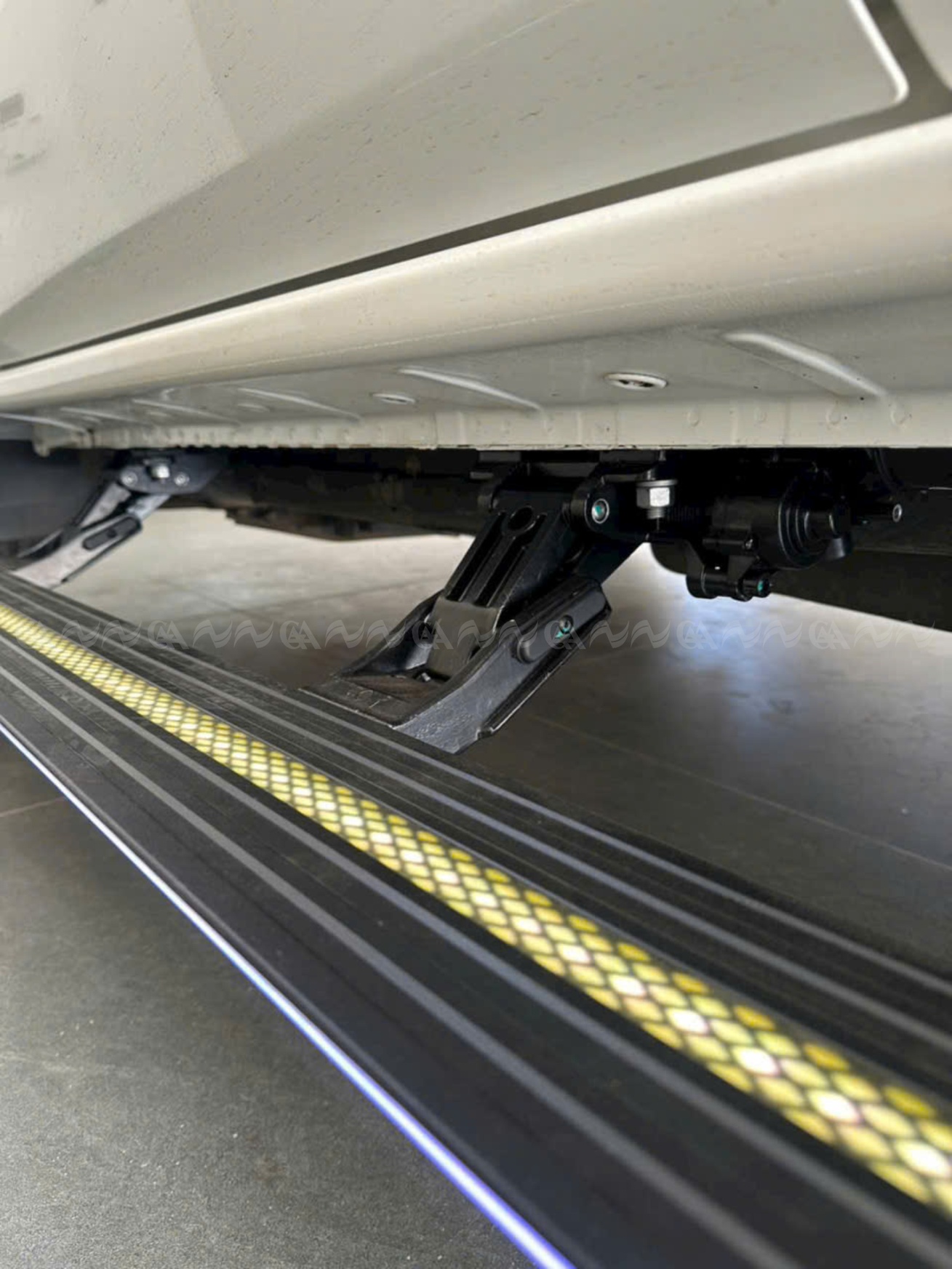 Người d&ugrave;ng l&ecirc;n xuống xe Ford Everest 2022+ dễ d&agrave;ng với bậc điện