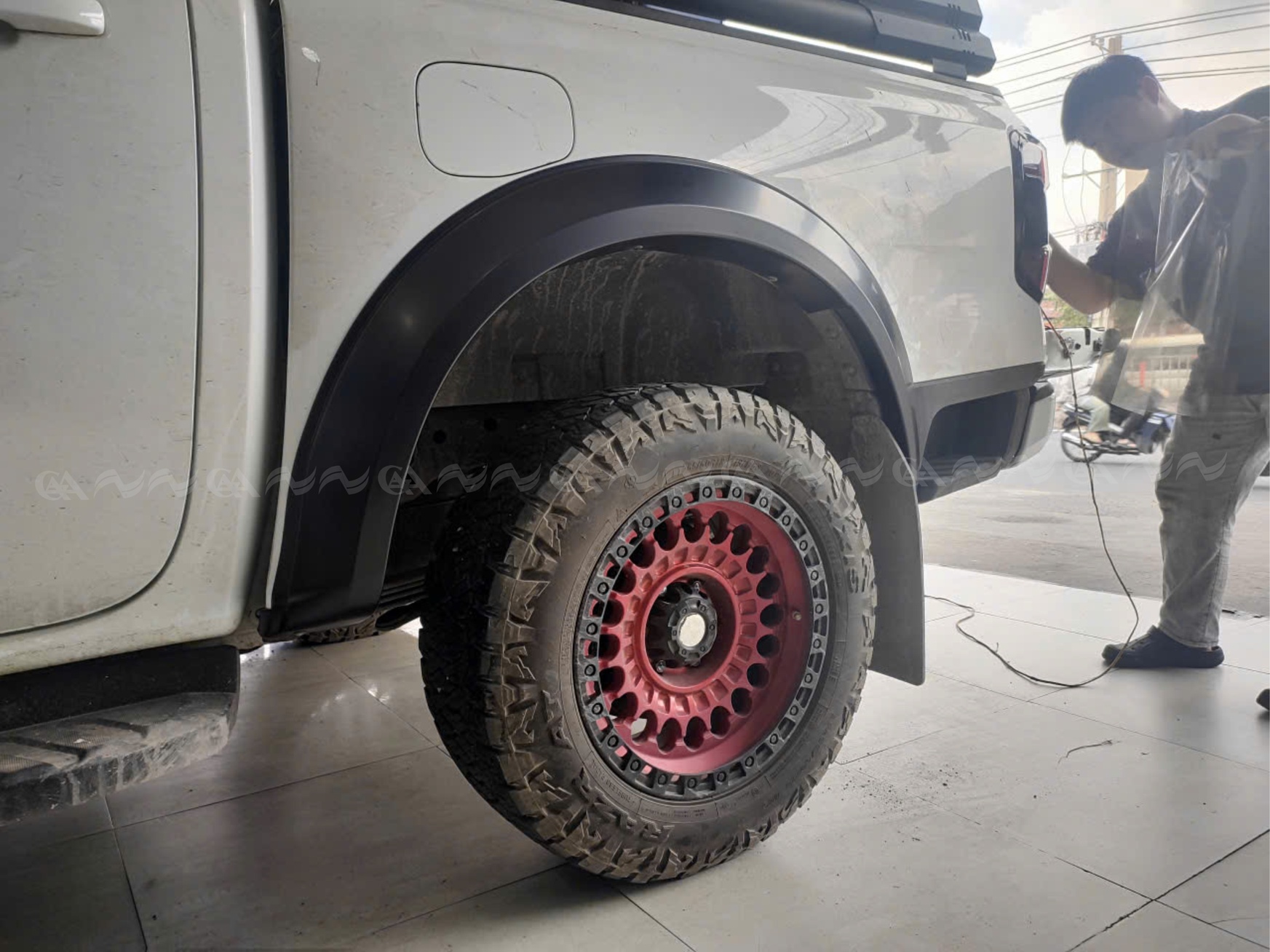 Ốp cua lốp Ranger 2022 bản lớn trơn - ảnh 4