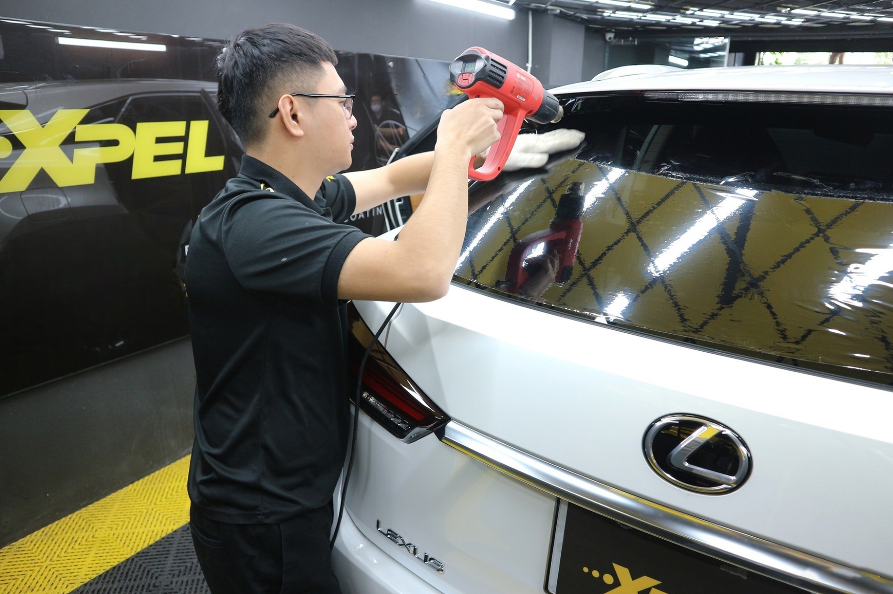 K&iacute;nh xe hơi sau khi được d&aacute;n phim c&aacute;ch nhiệt XPEL, thể hiện độ ri&ecirc;ng tư v&agrave; khả năng giảm ch&oacute;i