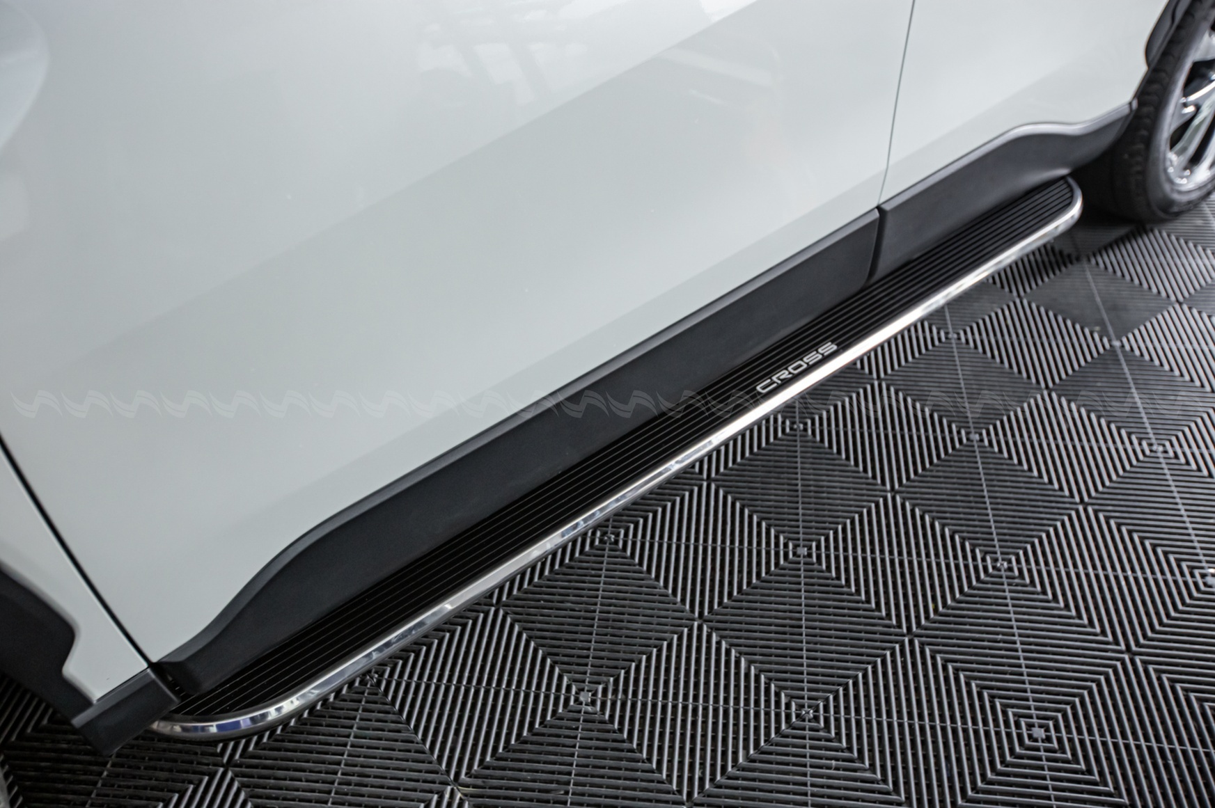 Chi tiết bề mặt bậc l&ecirc;n xuống cơ TD MAREMLYM chống trượt cho Corolla Cross