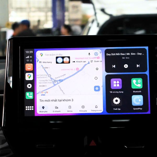 Nội thất xe hơi với m&agrave;n h&igrave;nh giải tr&iacute; đa phương tiện