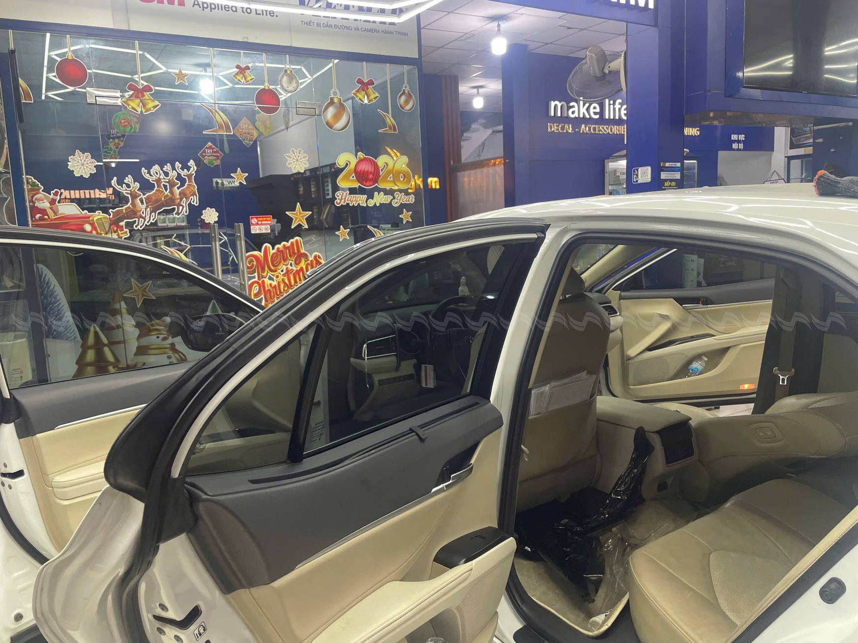 Toàn cảnh xe Toyota Camry sau khi dán phim cách nhiệt XPEL, kính hông tối màu đồng bộ