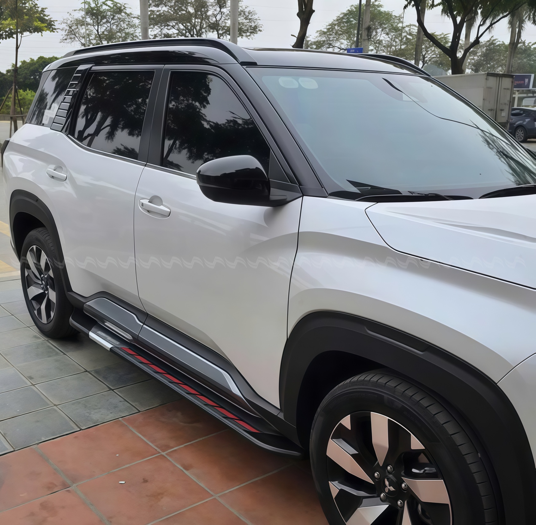 Ho&agrave;n thiện lắp đặt bậc l&ecirc;n xuống tr&ecirc;n xe Destinator