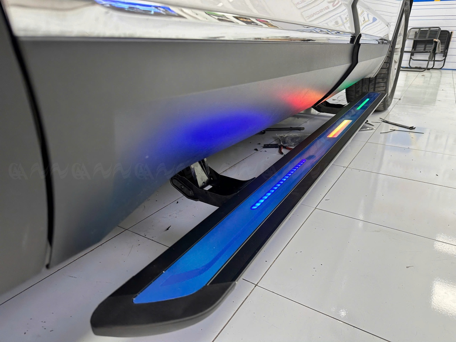  Bậc lên xuống điện Teramont 2025 mẫu mặt gương có led  - ảnh 3