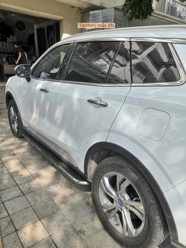 Xe hơi được trang bị bậc l&ecirc;n xuống