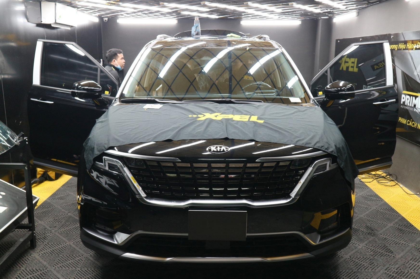 G&oacute;c nh&igrave;n b&ecirc;n trong xe c&oacute; d&aacute;n phim c&aacute;ch nhiệt XPEL, cho thấy tầm nh&igrave;n r&otilde; r&agrave;ng v&agrave; giảm ch&oacute;i hiệu quả