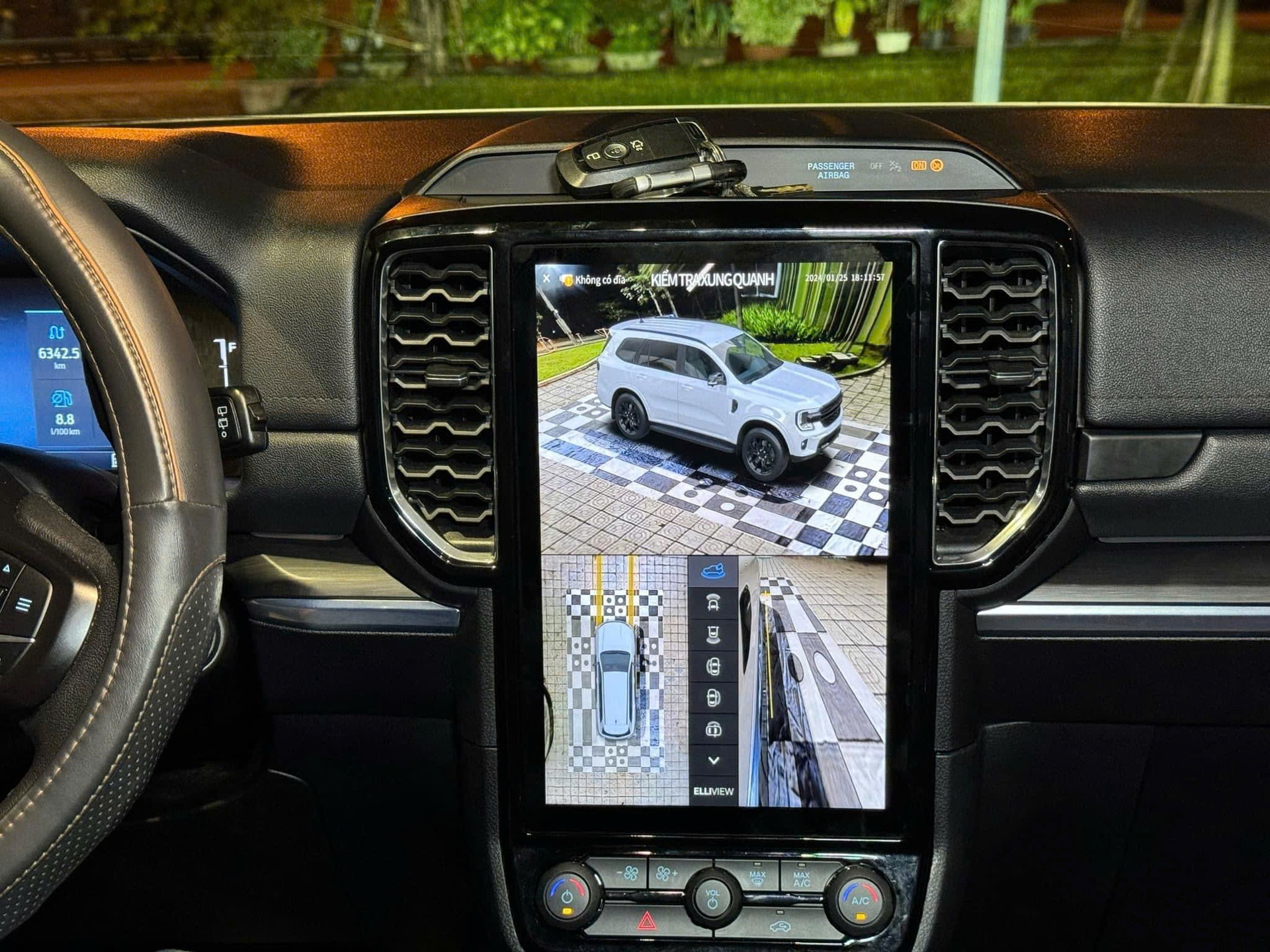 T&agrave;i xế l&aacute;i xe Ford tự tin với m&agrave;n h&igrave;nh hiển thị camera 360