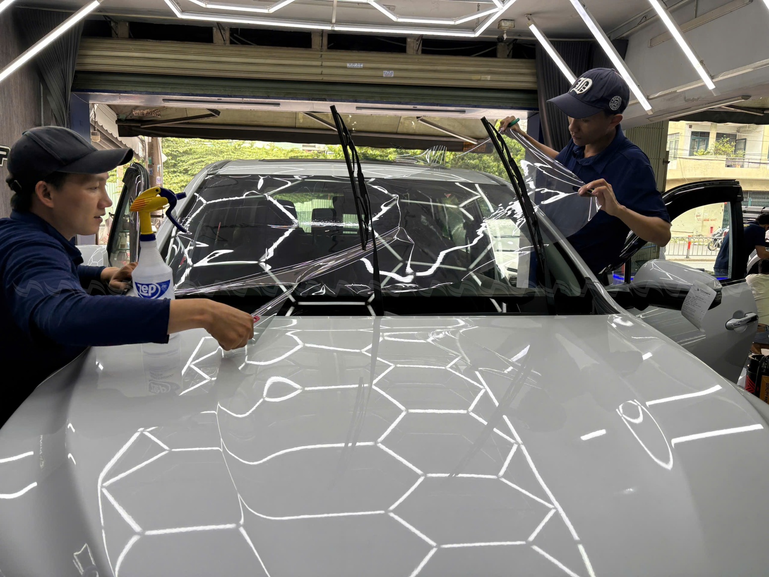 Nội thất xe &ocirc; t&ocirc; được bảo vệ khỏi &aacute;nh nắng mặt trời nhờ phim c&aacute;ch nhiệt, ghế da v&agrave; v&ocirc; lăng vẫn giữ được m&agrave;u sắc tươi mới.