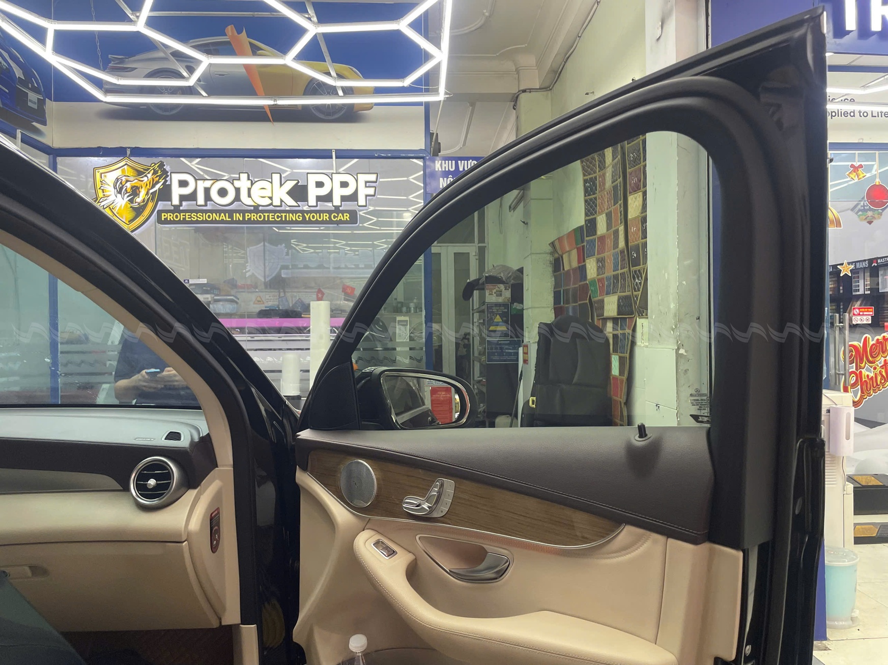 Toyota Camry sau khi dán phim cách nhiệt XPEL XRPL-20, kính hông tối màu sang trọng