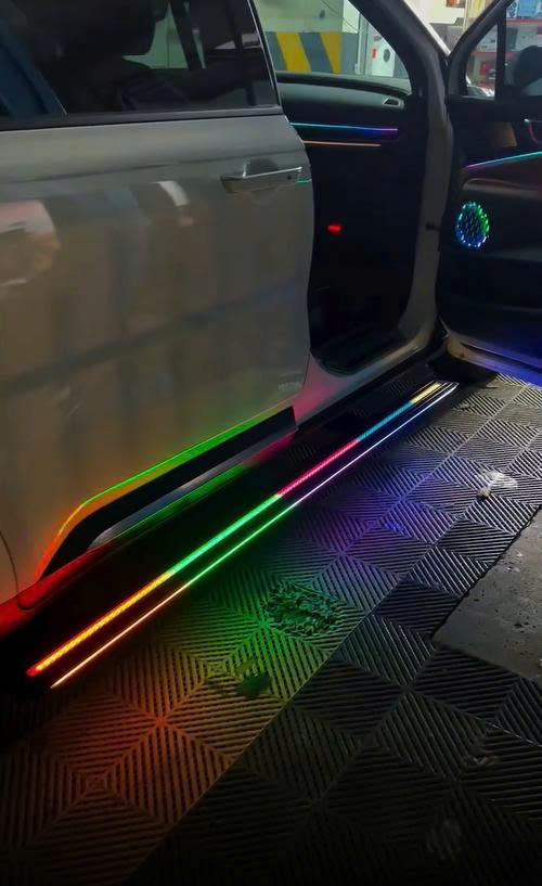 Bậc lên xuống điện Carnival 2021 2 viền led  AKM - ảnh 2