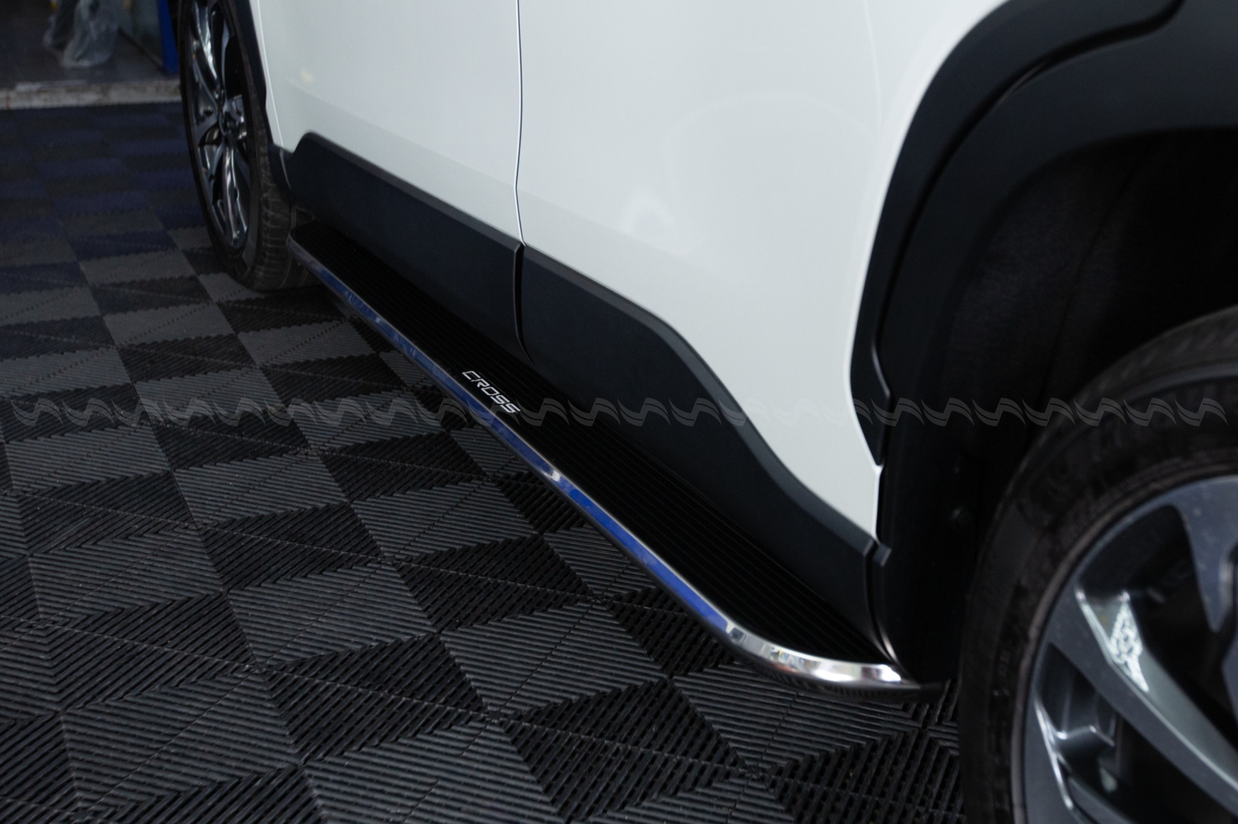 G&oacute;c nh&igrave;n cận cảnh bậc l&ecirc;n xuống TD MAREMLYM với viền Inox sang trọng tr&ecirc;n Corolla Cross