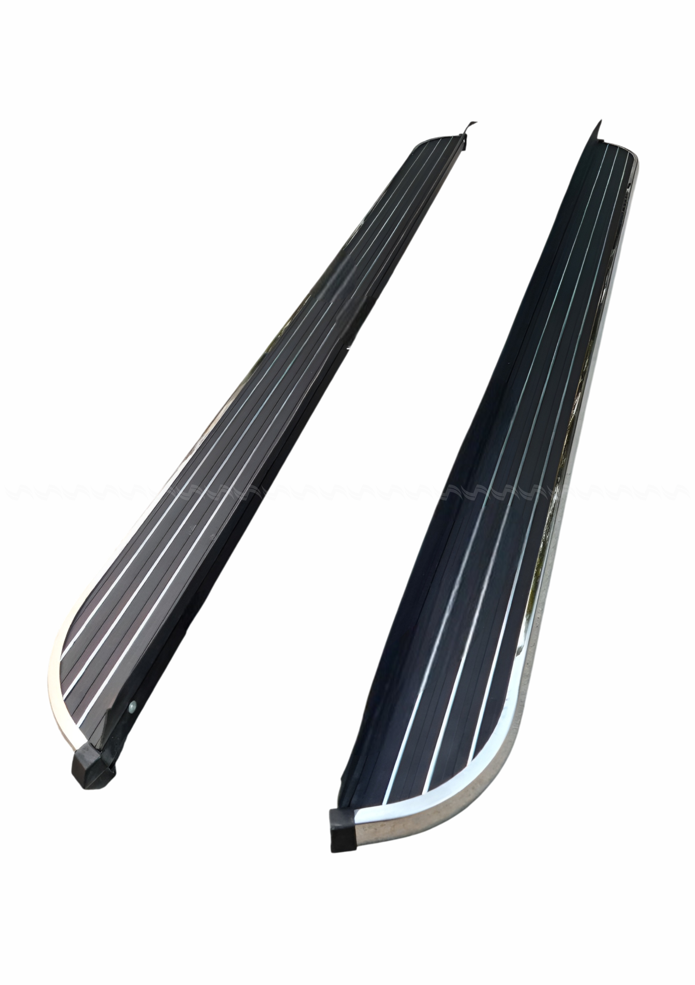 Bậc l&ecirc;n xuống cơ TD MAREMLYM mẫu MACAN lắp đặt tr&ecirc;n xe Destinator từ g&oacute;c nh&igrave;n b&ecirc;n h&ocirc;ng