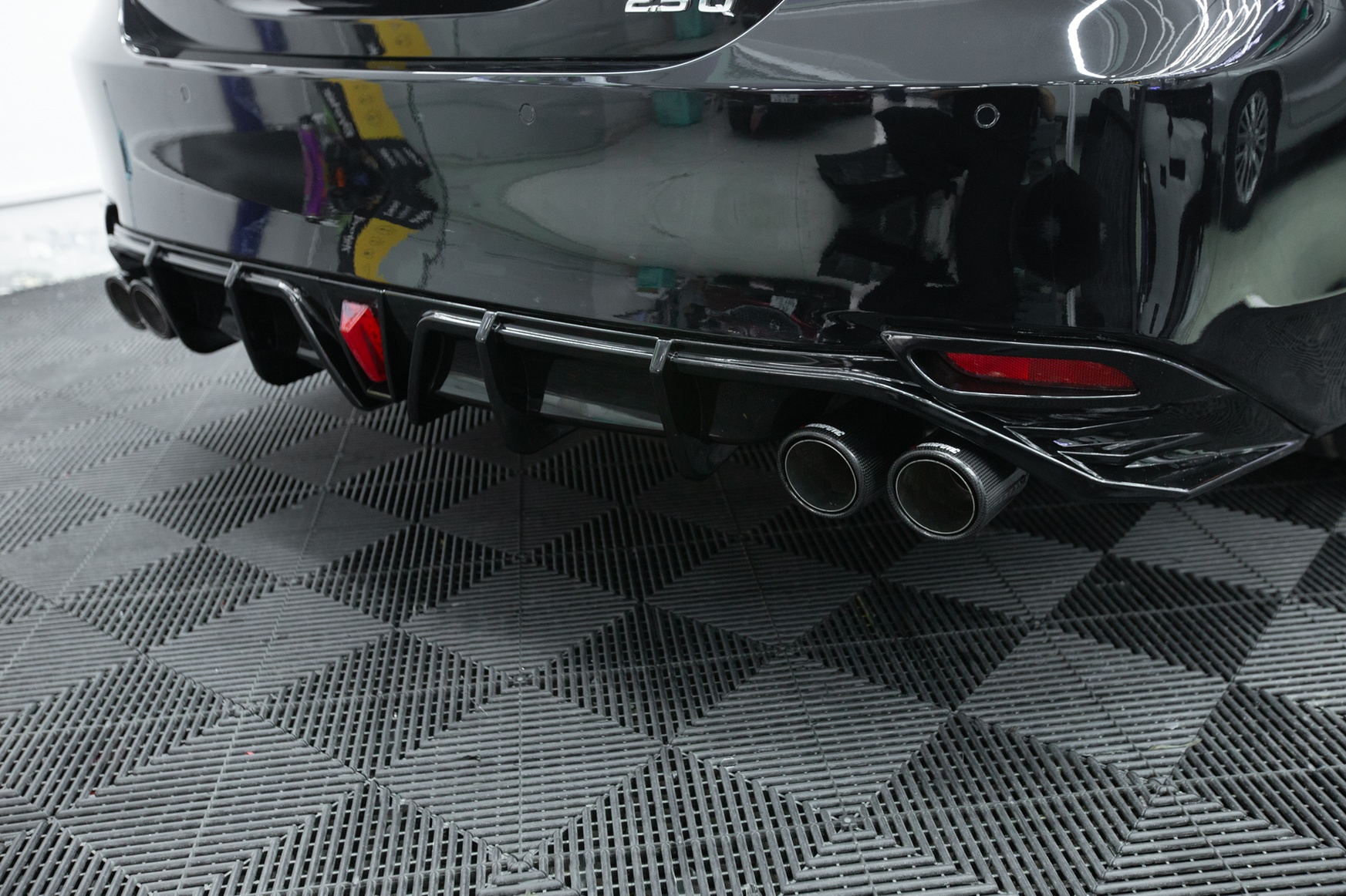 Bộ p&ocirc; Akrapovic đ&ocirc;i đầu bằng đ&atilde; lắp đặt tr&ecirc;n xe