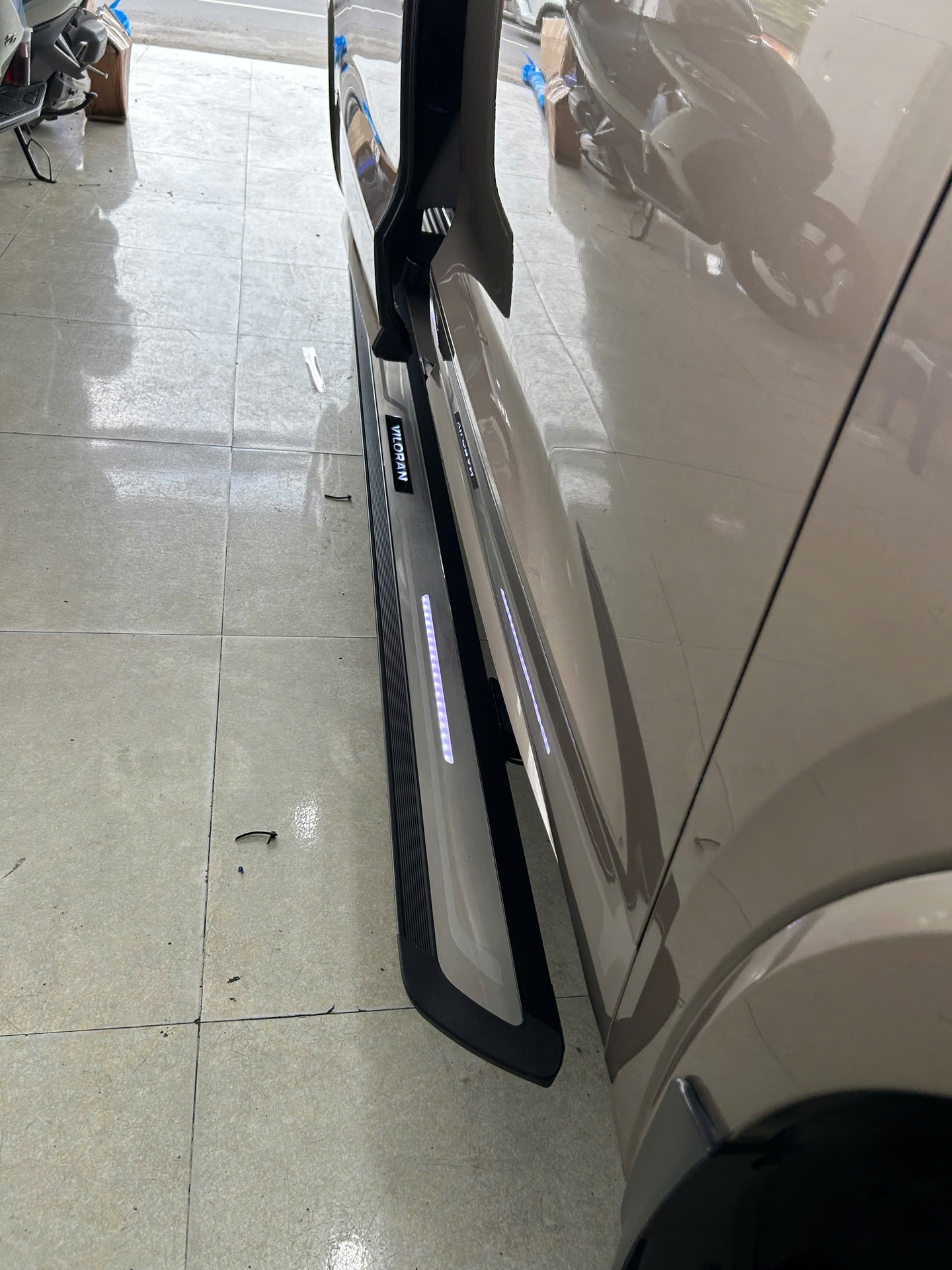 Bậc lên xuống điện Viloran mẫu mặt gương có led - ảnh 1