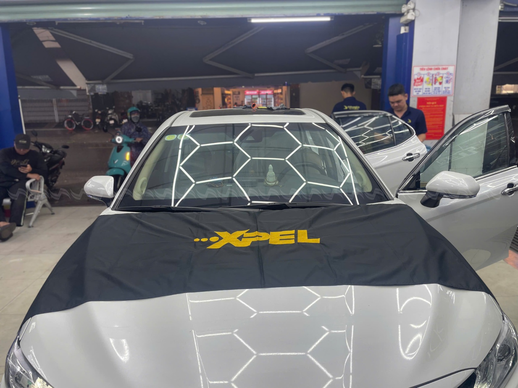 Phim cách nhiệt XPEL XRPL-55 trên kính lái xe ô tô