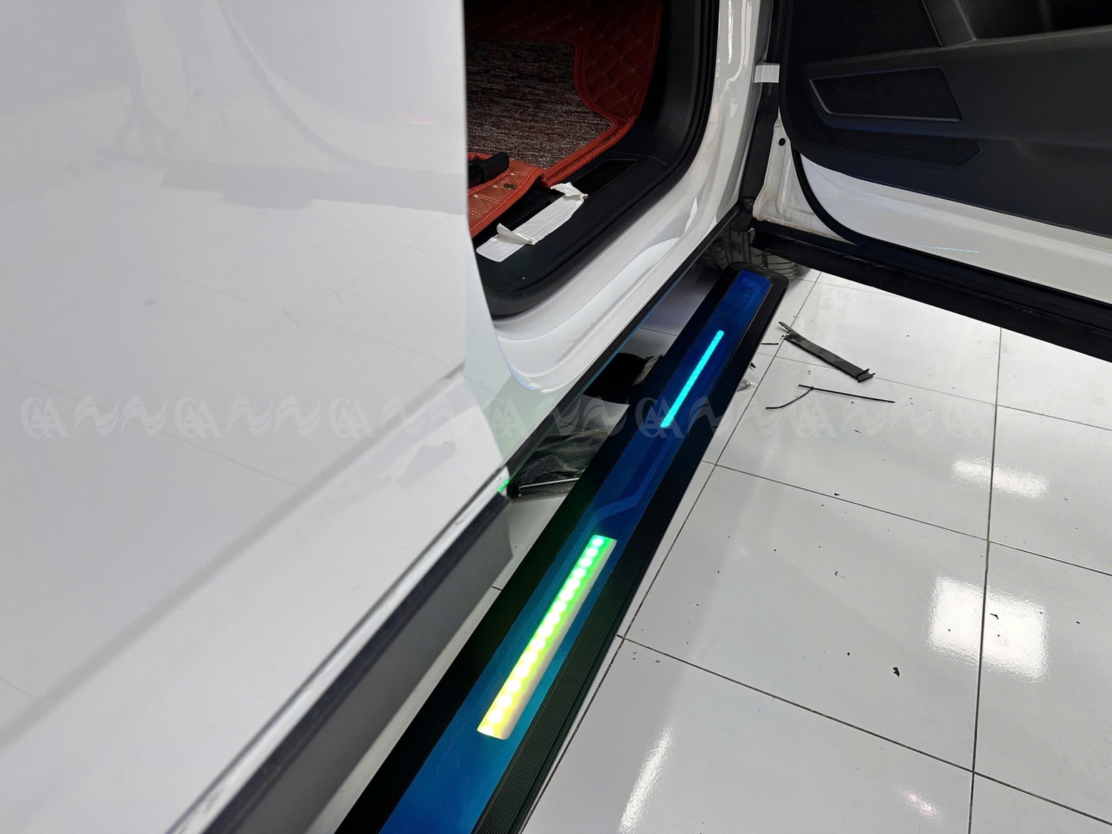  Bậc lên xuống điện Teramont 2025 mẫu mặt gương có led  - ảnh 5