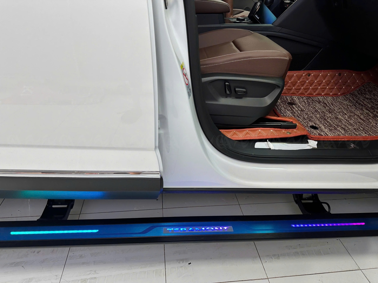  Bậc lên xuống điện Teramont 2025 mẫu mặt gương có led  - ảnh 7