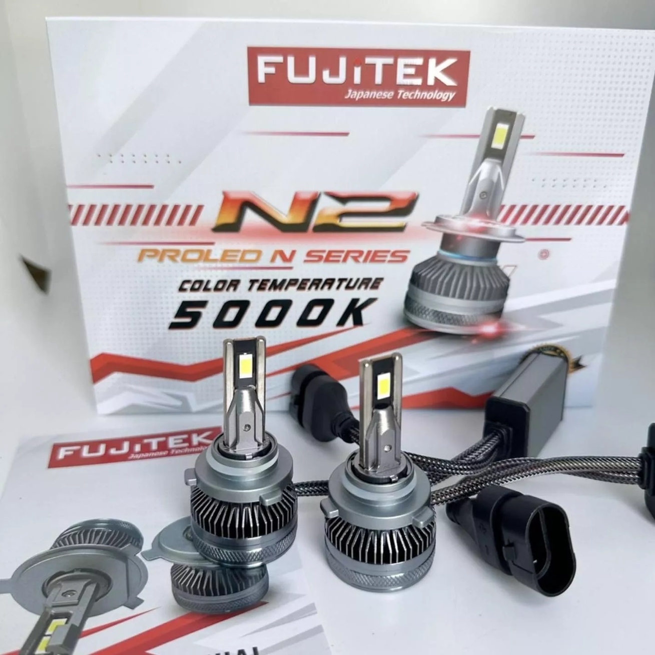 So s&aacute;nh &aacute;nh s&aacute;ng đ&egrave;n LED Fujitek N2 Proled H4 với đ&egrave;n halogen truyền thống