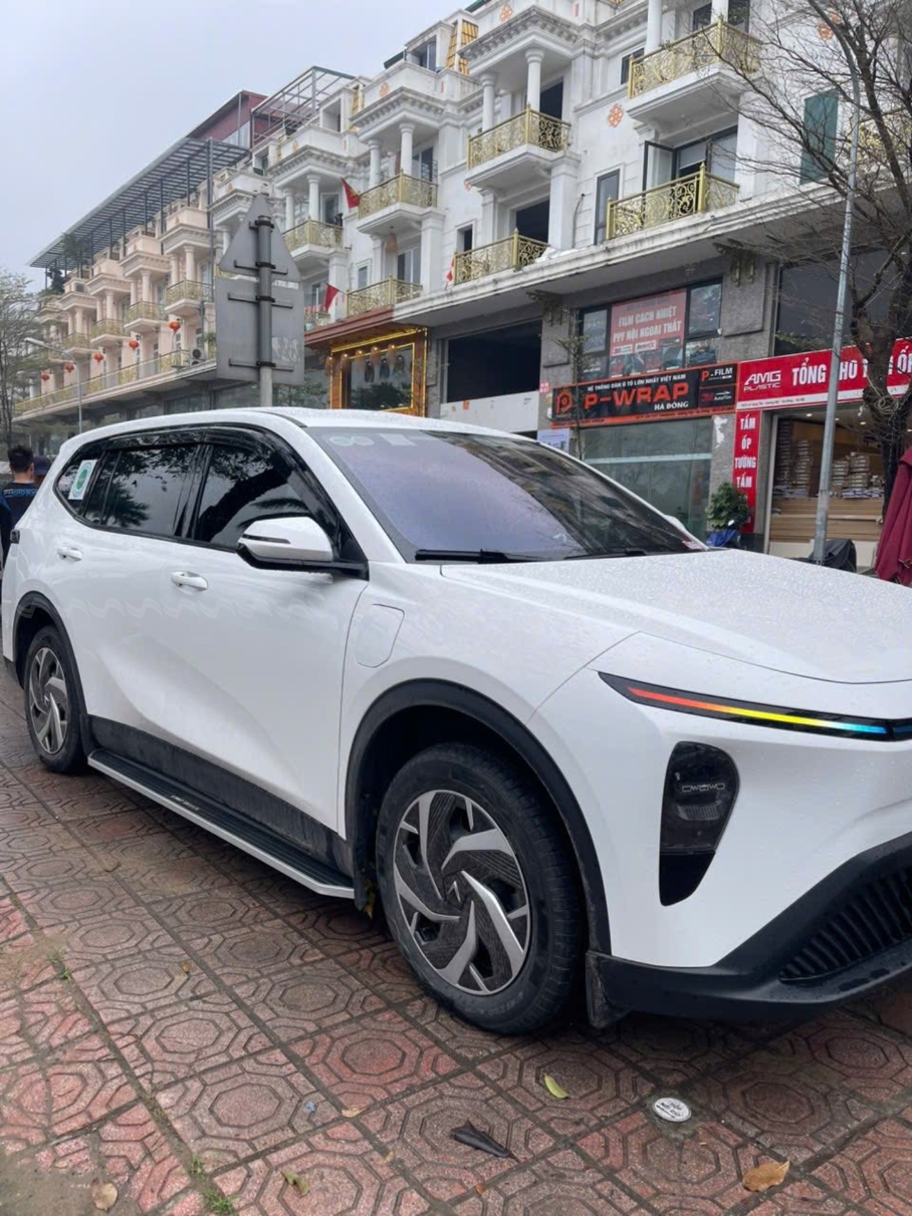 Bậc l&ecirc;n xuống cơ TD Maremlym mẫu MH lắp tr&ecirc;n xe Limo Green m&agrave;u đen, nh&igrave;n từ g&oacute;c sau b&ecirc;n h&ocirc;ng