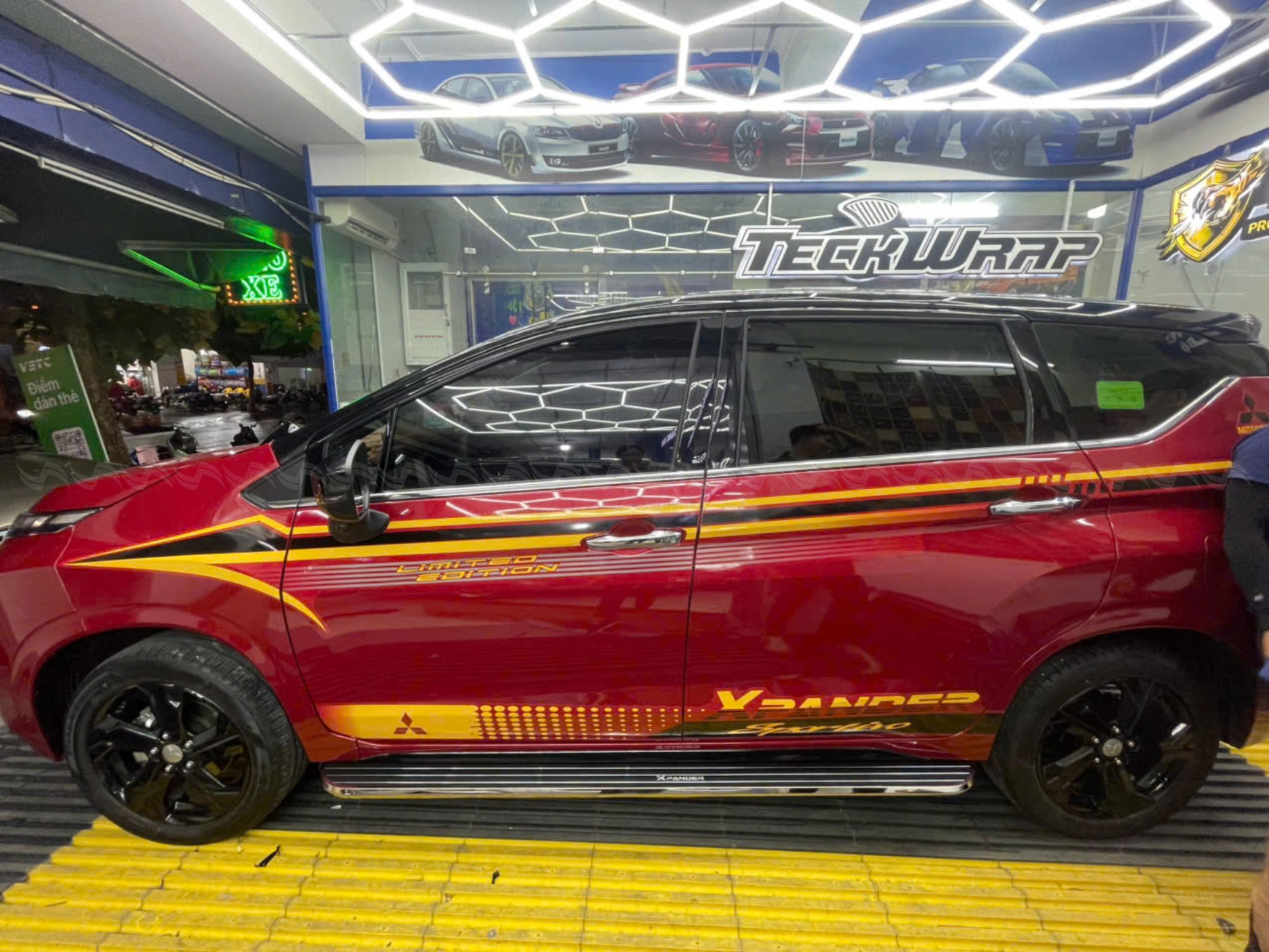 Bậc l&ecirc;n xuống Xpander thiết kế Macan sang trọng