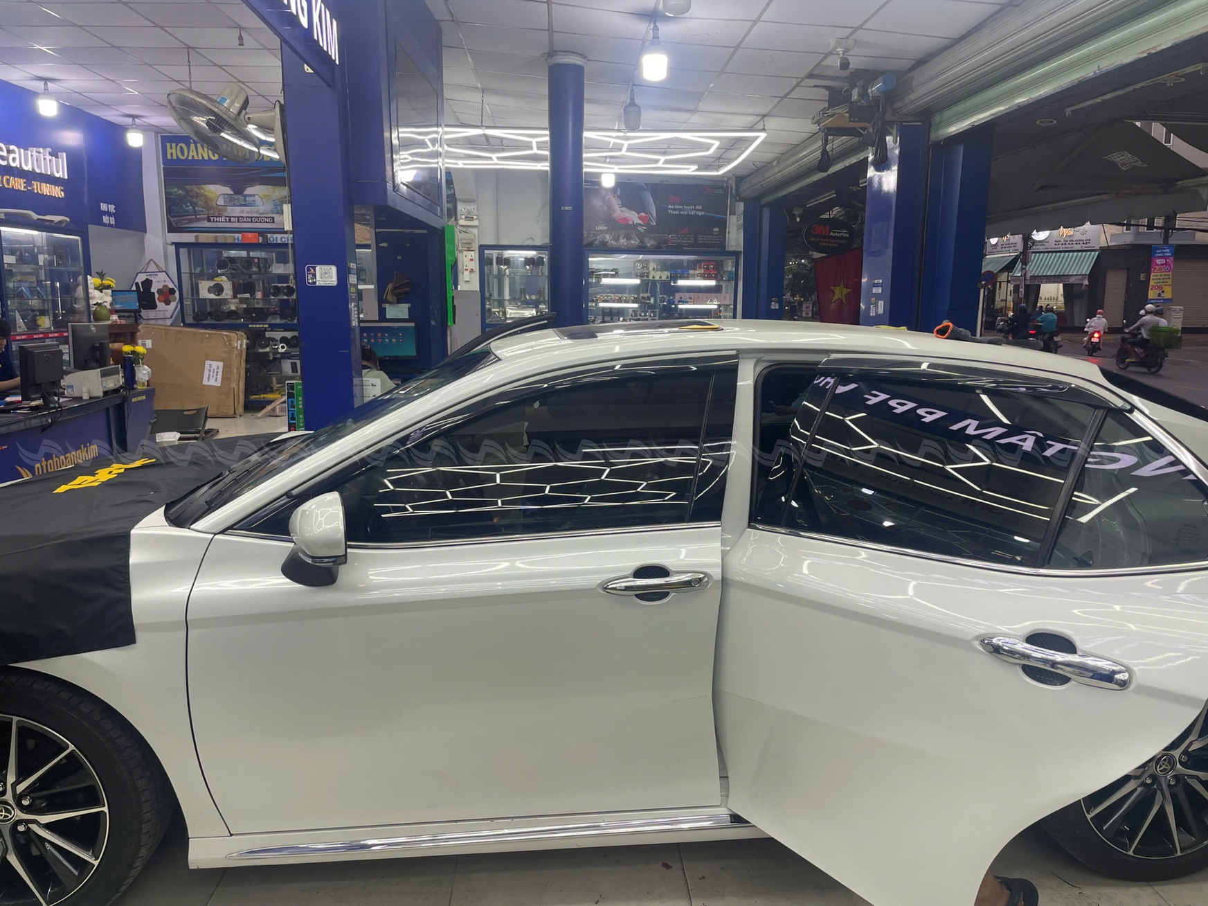 Nội thất xe Camry nhìn ra ngoài qua kính hông đã dán phim XPEL, tầm nhìn rõ ràng