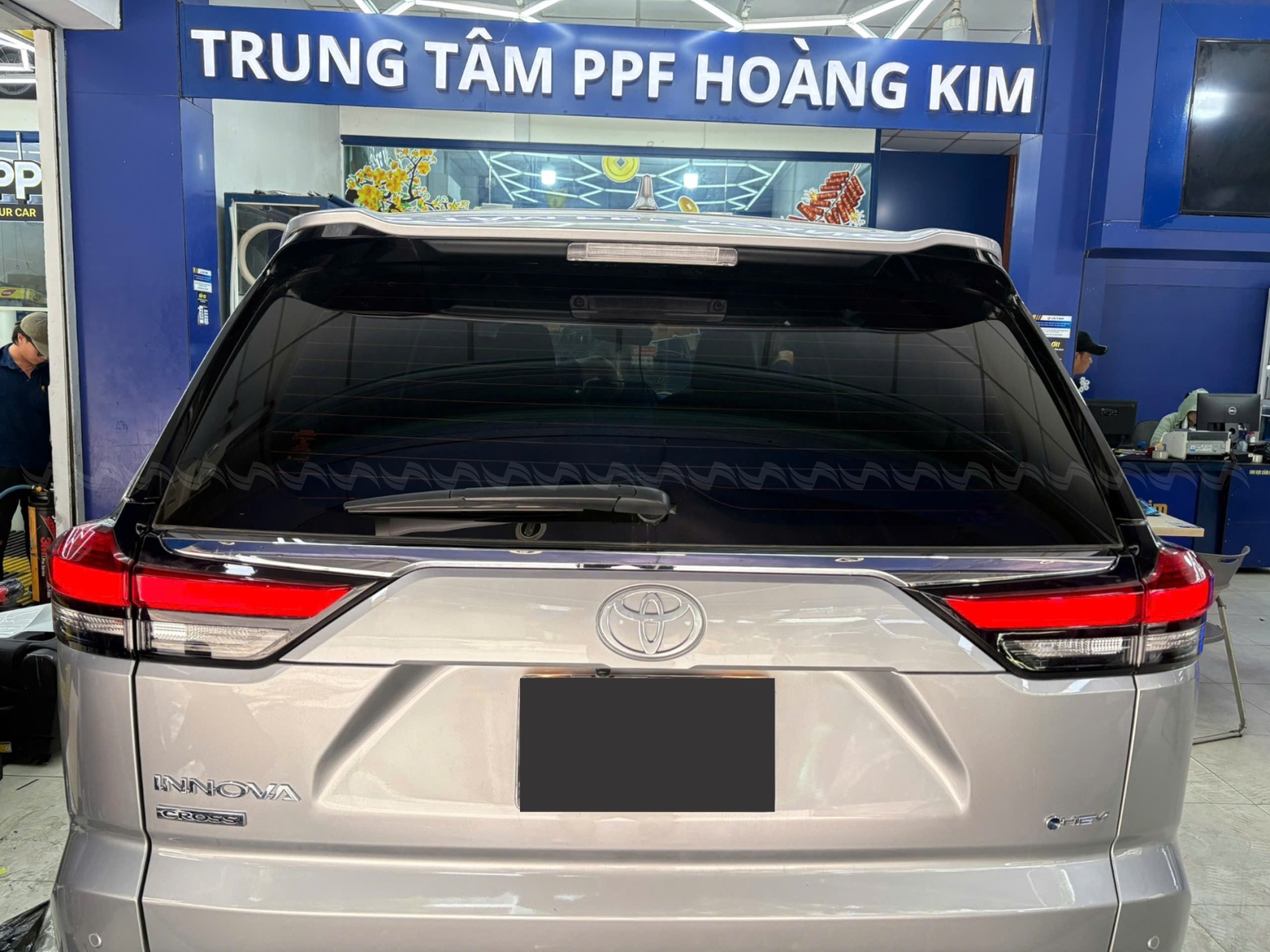 Xe &ocirc; t&ocirc; với k&iacute;nh h&ocirc;ng được d&aacute;n phim c&aacute;ch nhiệt 3M CR BLK 15, n&acirc;ng cao thẩm mỹ v&agrave; khả năng chống n&oacute;ng.