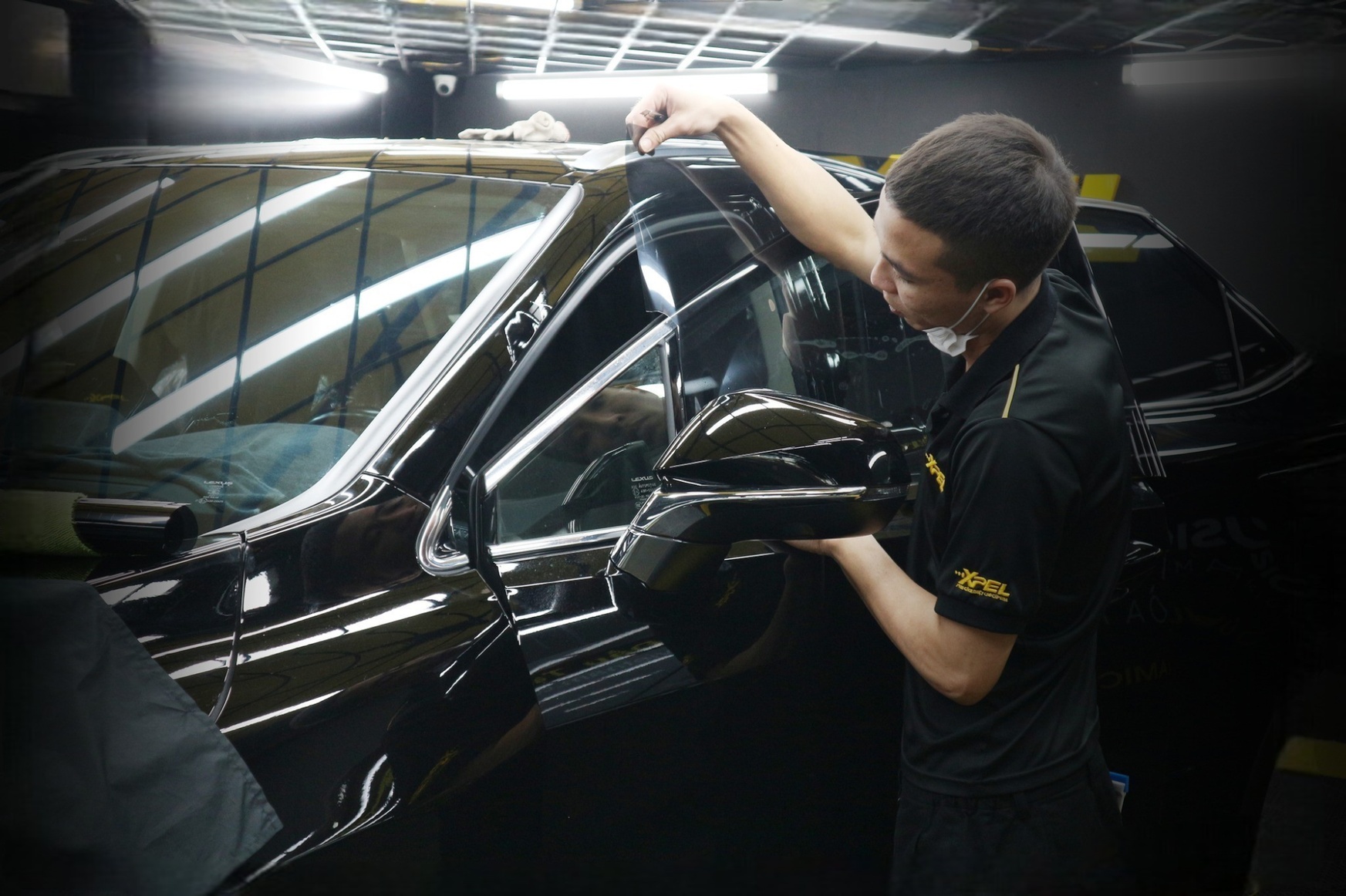 Lắp đặt phim c&aacute;ch nhiệt XPEL XRBL-20 cho k&iacute;nh h&ocirc;ng xe hơi