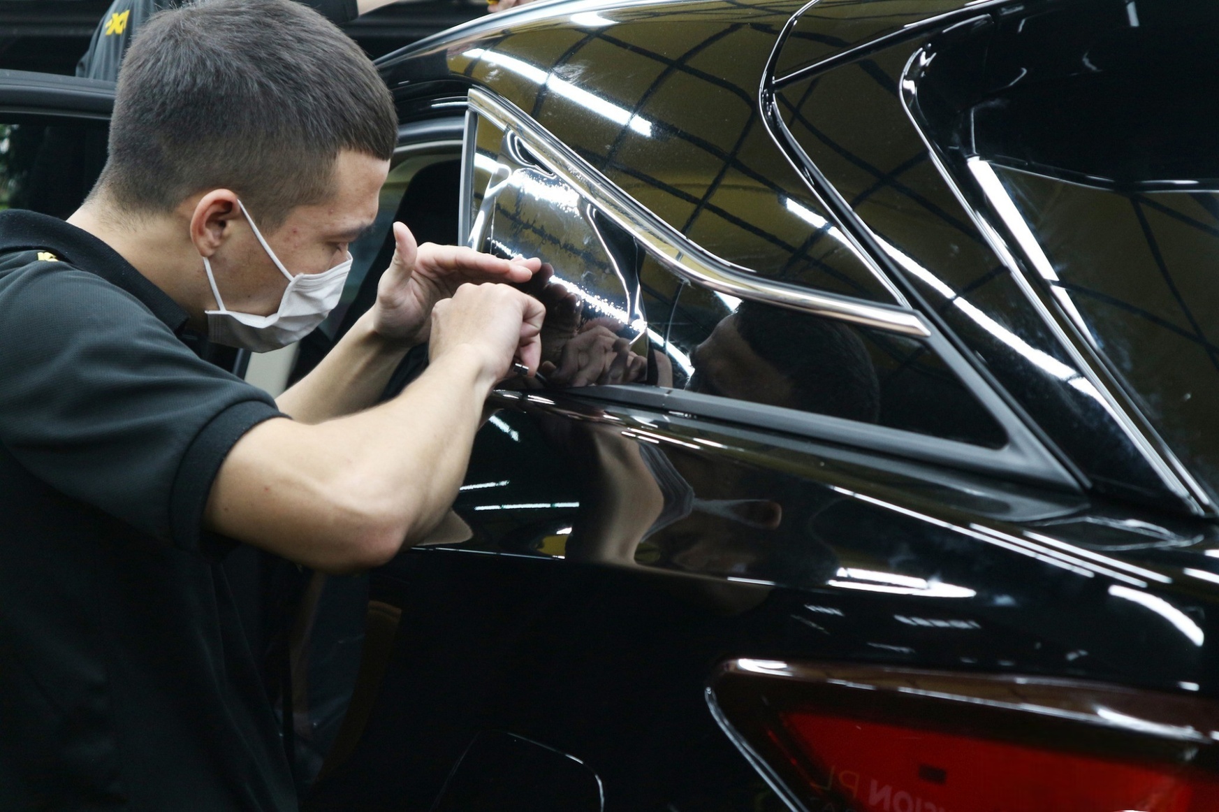 Chi tiết phim c&aacute;ch nhiệt XPEL XRBL-20 tr&ecirc;n k&iacute;nh xe