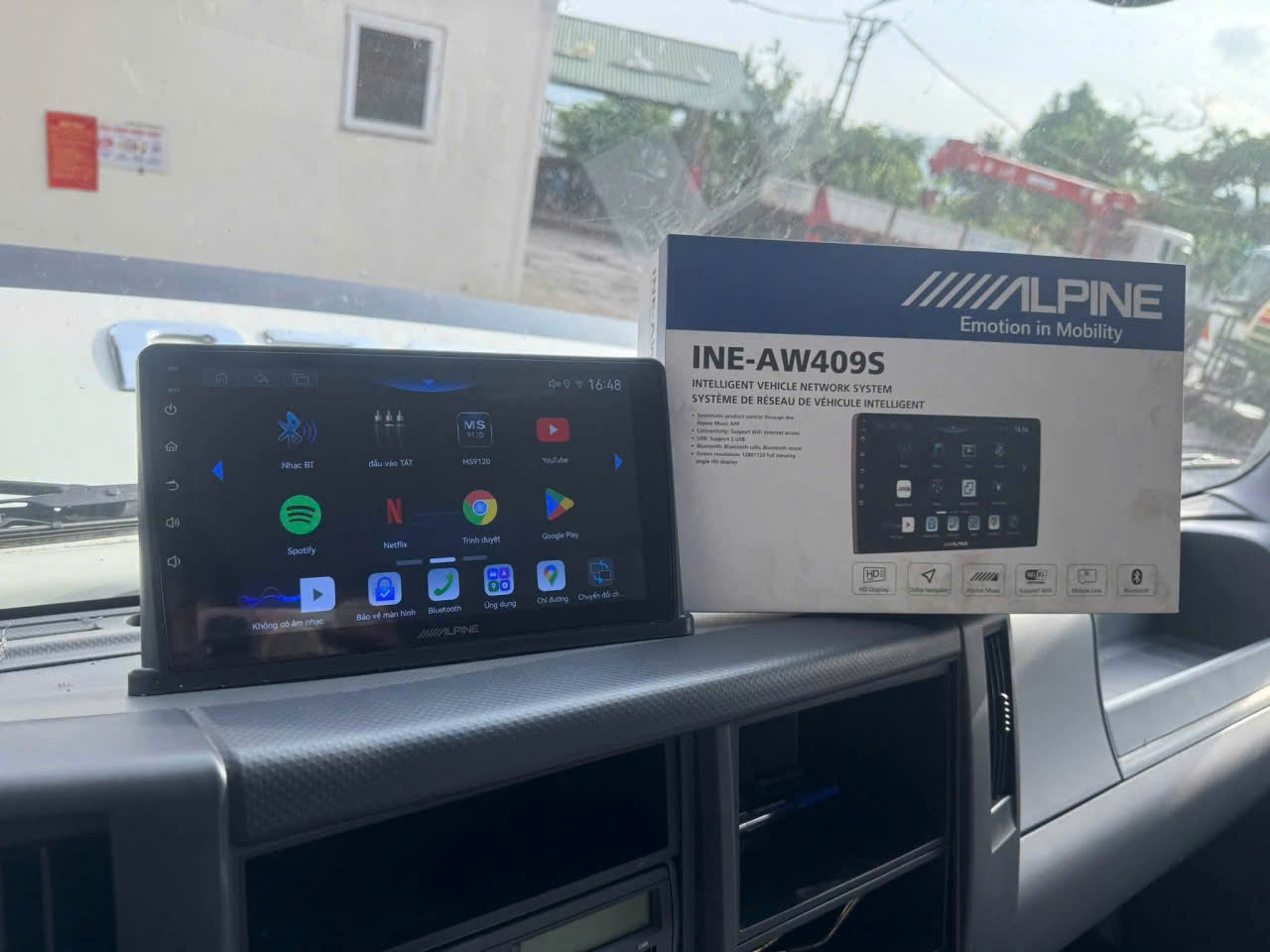 Kỹ thuật vi&ecirc;n đang thực hiện lắp đặt m&agrave;n h&igrave;nh Android Alpine INE-AW409S
