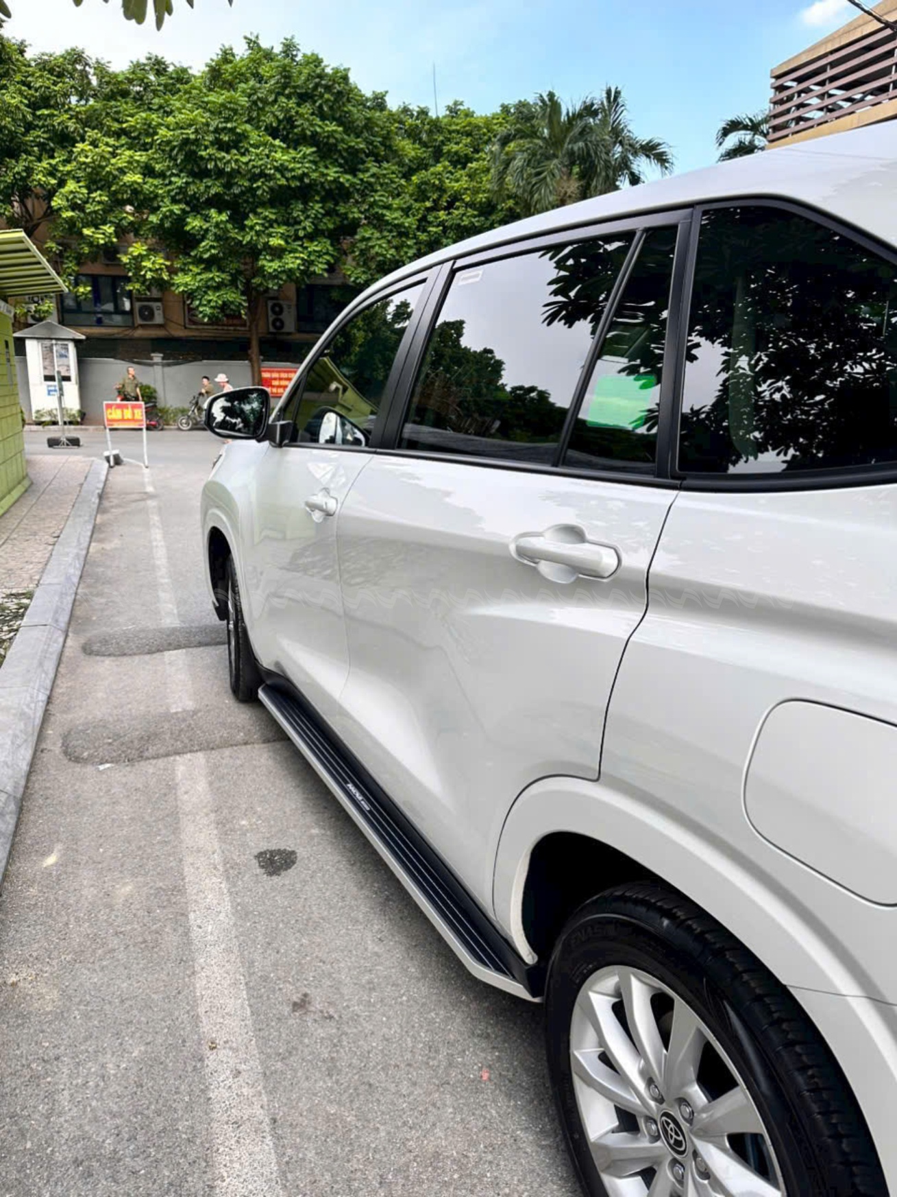 Bậc l&ecirc;n xuống cơ TD Maremlym mẫu MH lắp đặt tr&ecirc;n xe Innova Cross