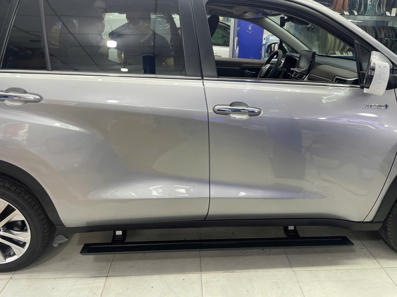 Bậc lên xuống điện Innova 2023+ tiện lợi cho trẻ em