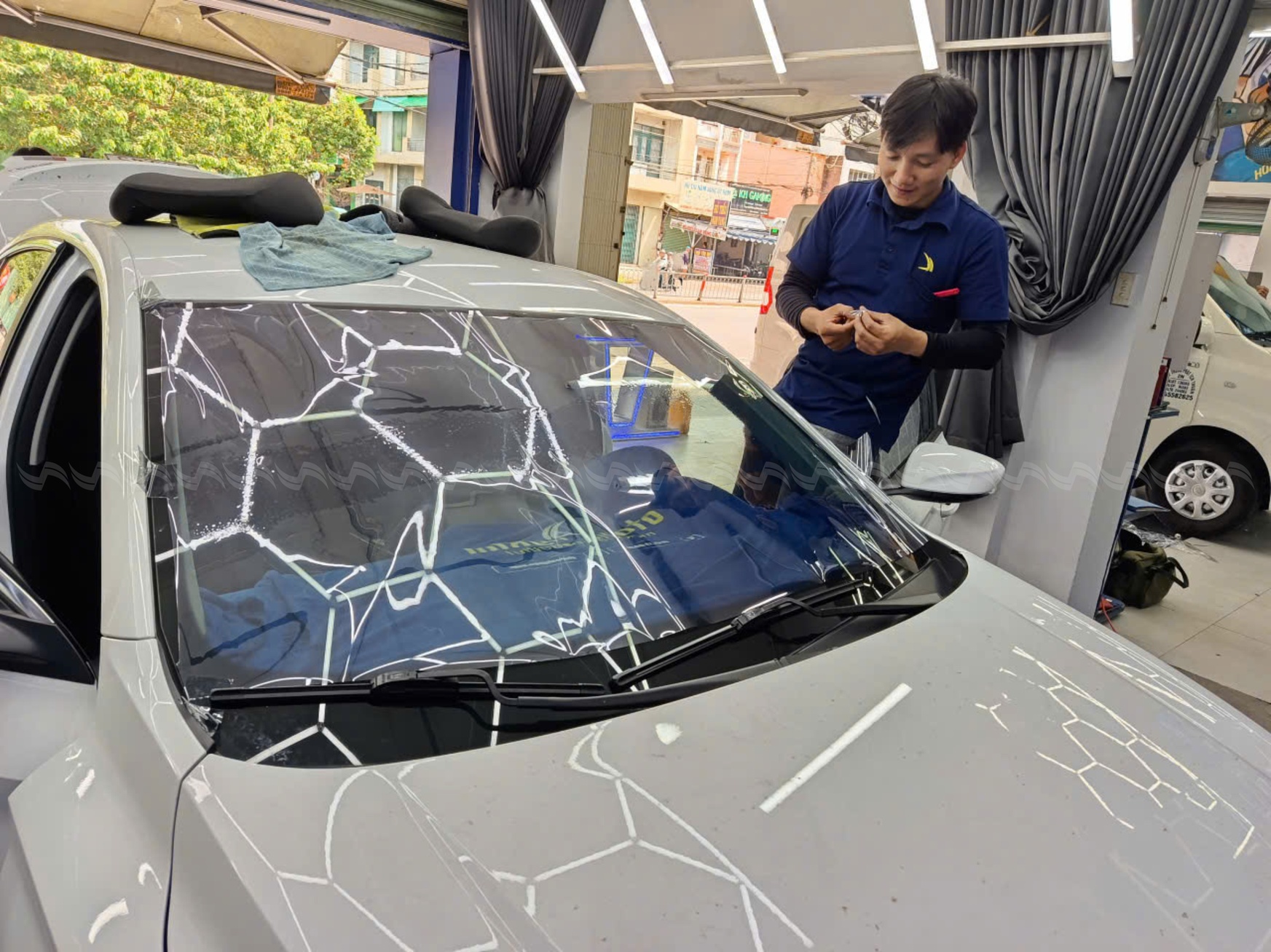 Kiểm tra độ xuy&ecirc;n s&aacute;ng v&agrave; khả năng c&aacute;ch nhiệt của phim 3M Crystalline