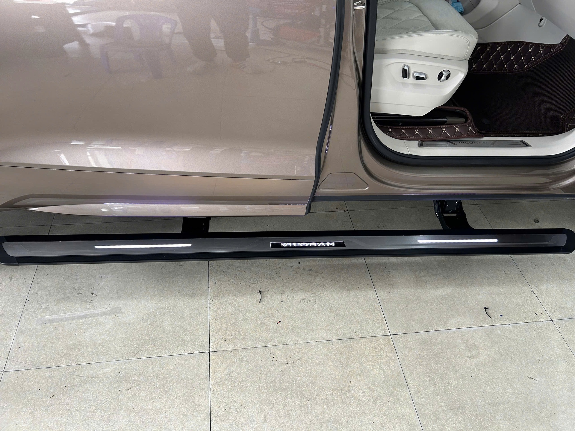 Bậc lên xuống điện Viloran mẫu mặt gương có led - ảnh 2