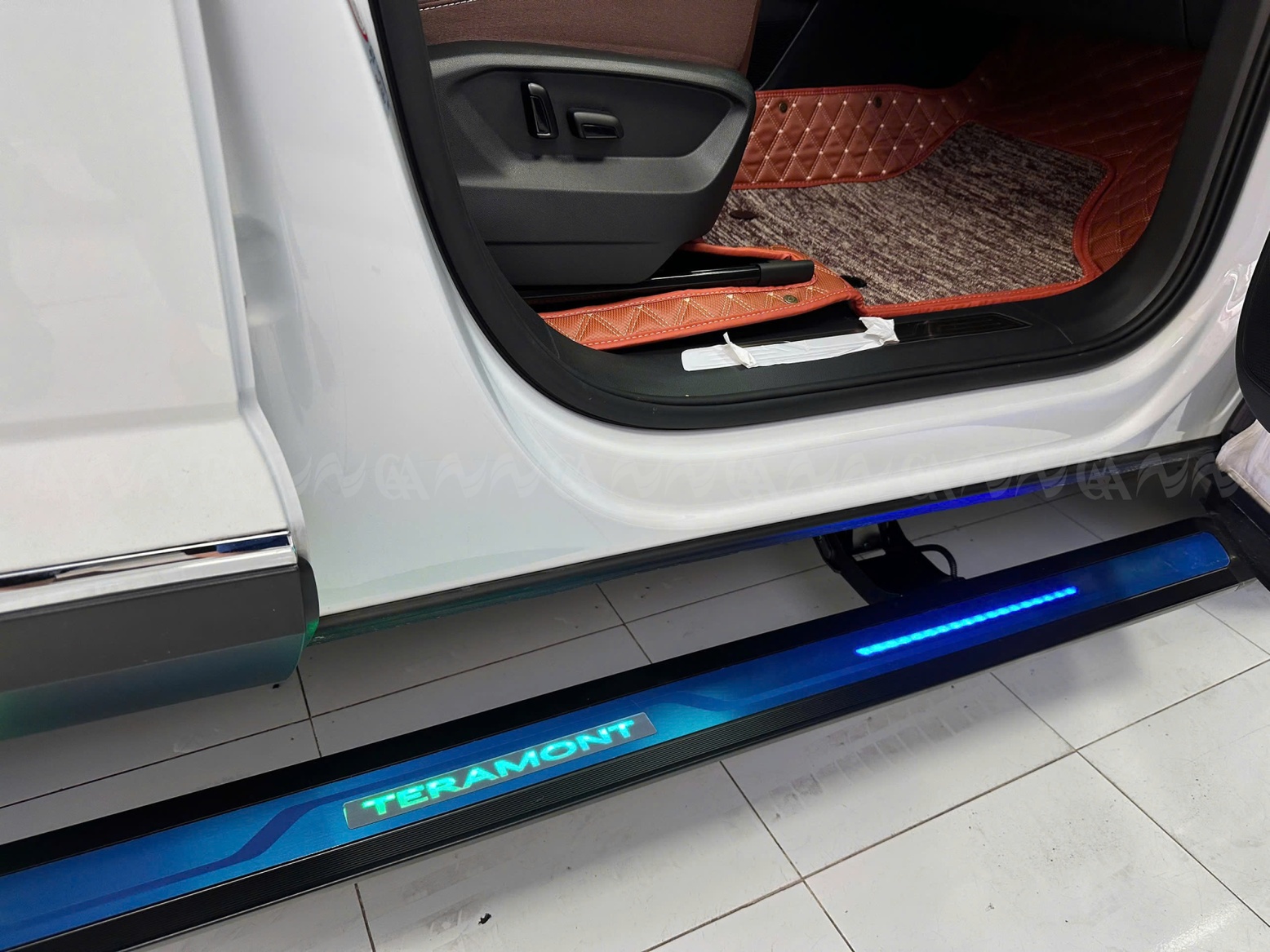  Bậc lên xuống điện Teramont 2025 mẫu mặt gương có led  - ảnh 6