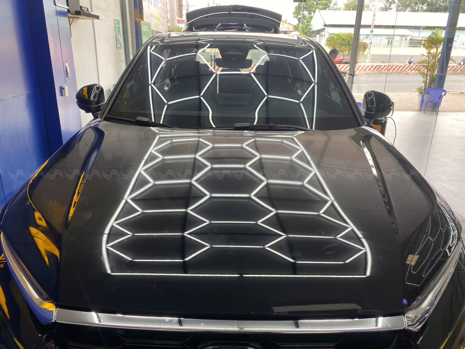 Chi tiết phim c&aacute;ch nhiệt 3M Crystalline được d&aacute;n tr&ecirc;n k&iacute;nh xe