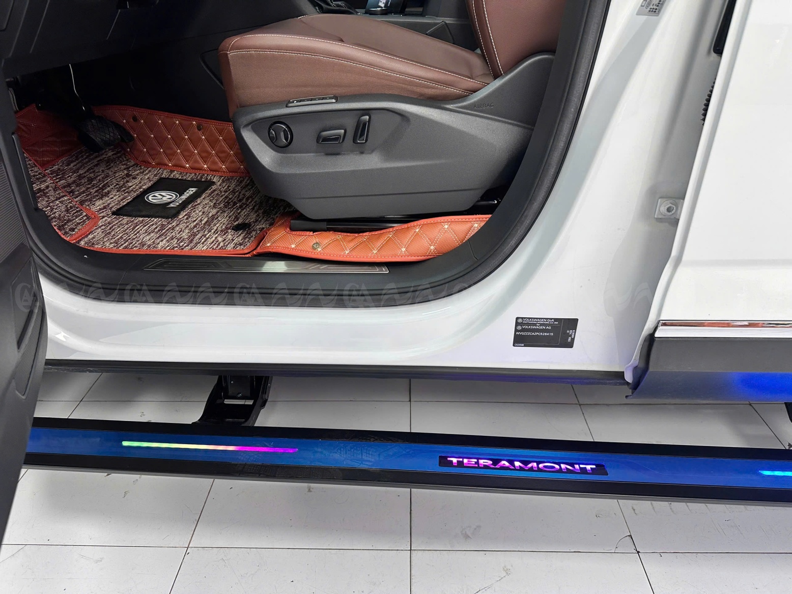  Bậc lên xuống điện Teramont 2025 mẫu mặt gương có led  - ảnh 8