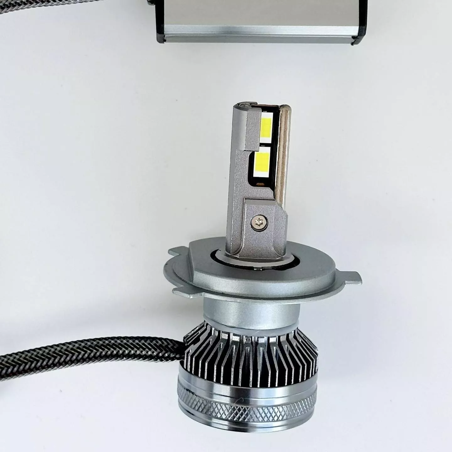 Hộp sản phẩm v&agrave; bộ đ&egrave;n LED Fujitek N2 Proled H4 5000K