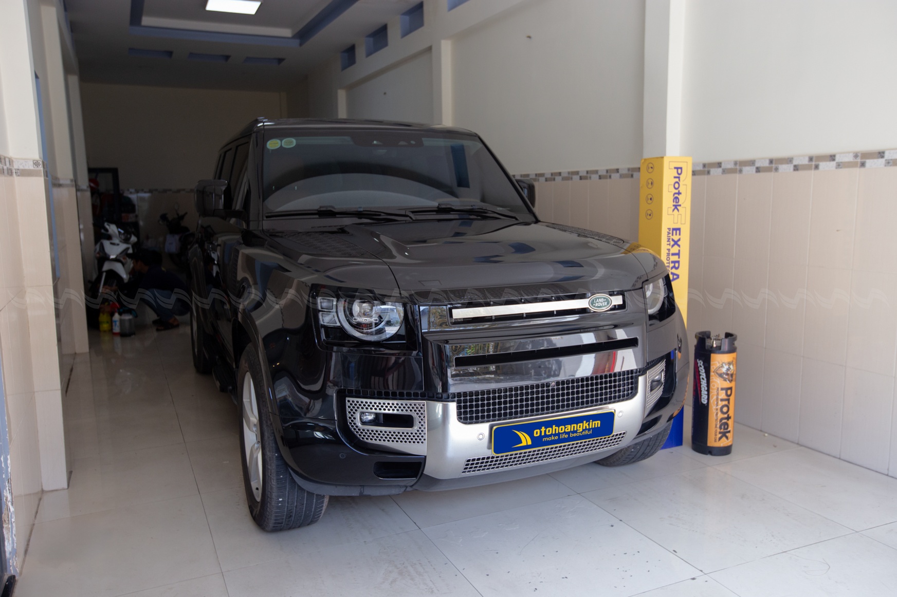 Bề mặt sơn xe Land Rover Defender với độ b&oacute;ng vượt trội sau khi d&aacute;n PPF Protek Extra Gloss