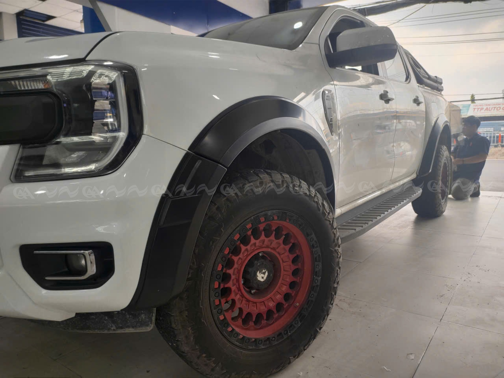 Ốp cua lốp Ranger 2022 bản lớn trơn - ảnh 2