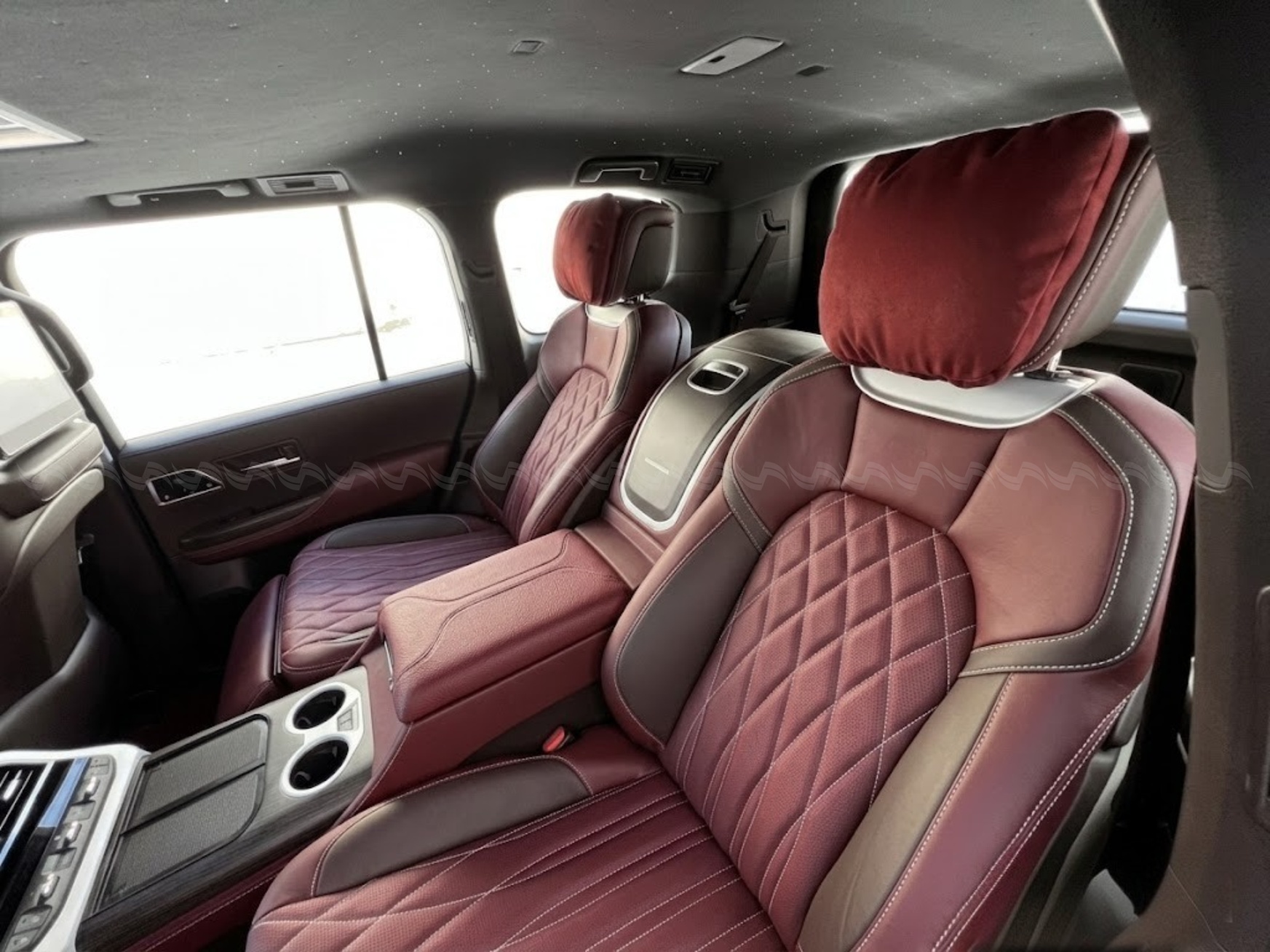 Cận cảnh chất liệu da b&ograve; Lemans 1210 Rosso-Antico với v&acirc;n da tự nhi&ecirc;n v&agrave; m&agrave;u sắc ấm &aacute;p.