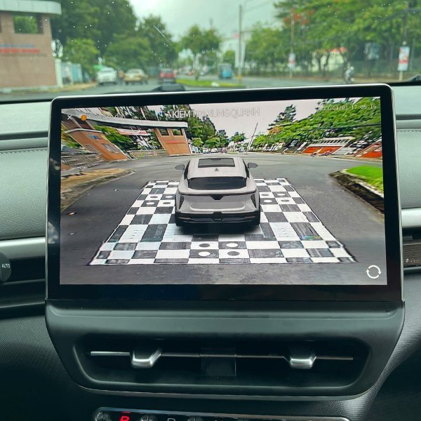 G&oacute;c nh&igrave;n camera ph&iacute;a trước xe v&agrave;o ban đ&ecirc;m với chất lượng h&igrave;nh ảnh r&otilde; r&agrave;ng