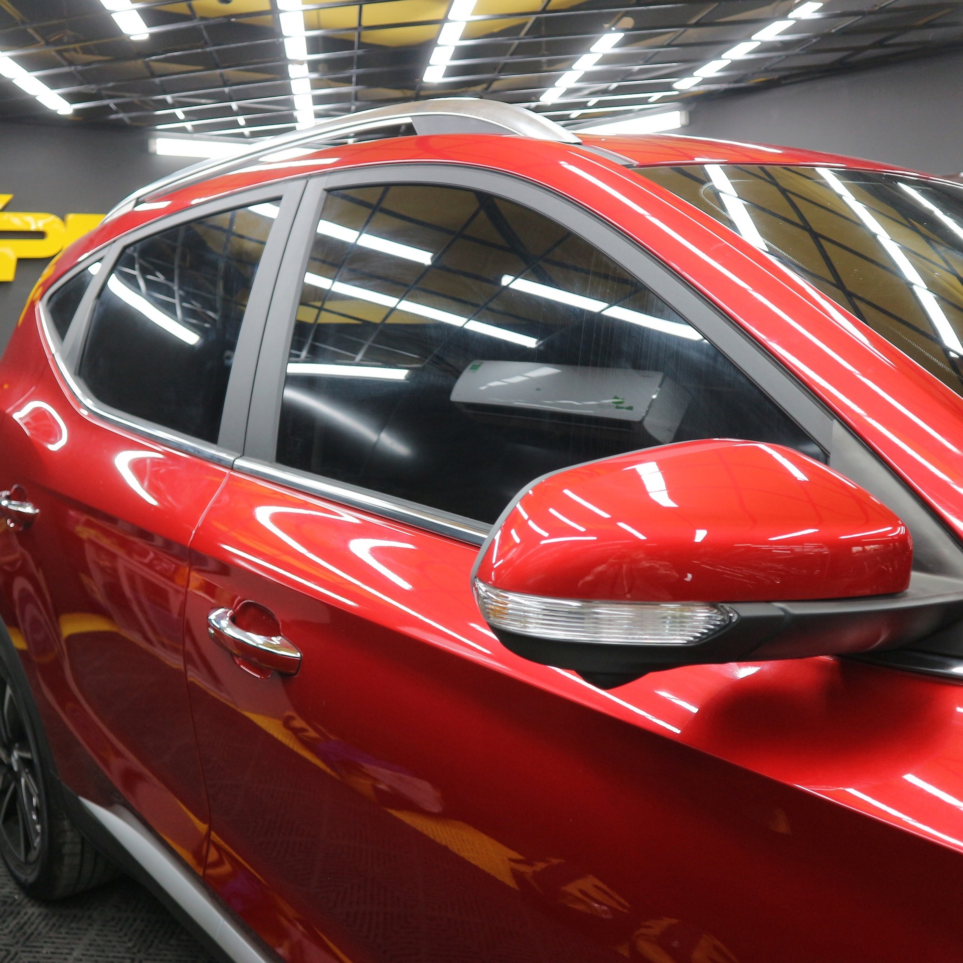 Chi tiết phim c&aacute;ch nhiệt XPEL XRBL-20 tr&ecirc;n k&iacute;nh xe