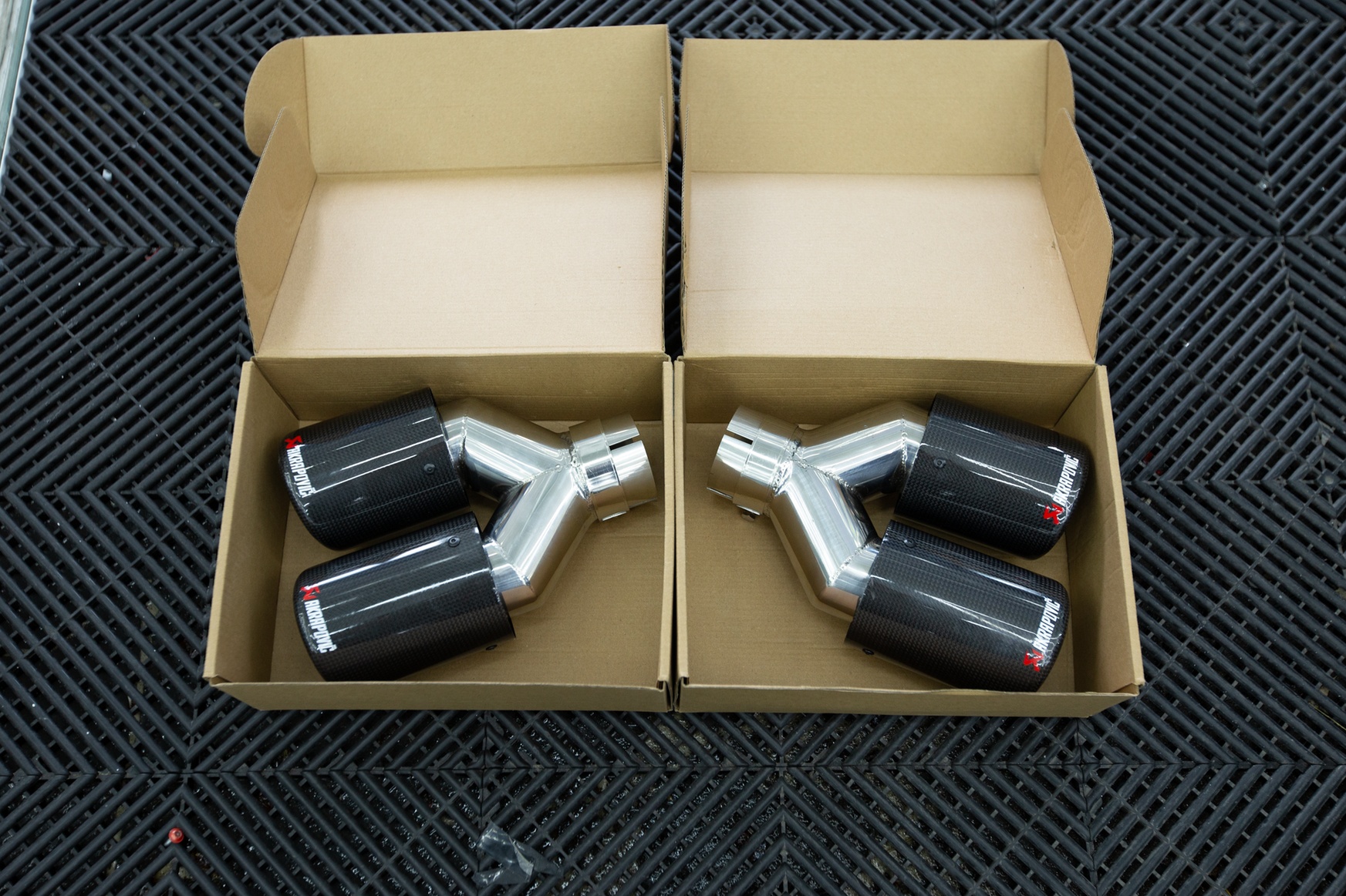 P&ocirc; Akrapovic đ&ocirc;i đầu bằng lon to/nhỏ cho xe hơi