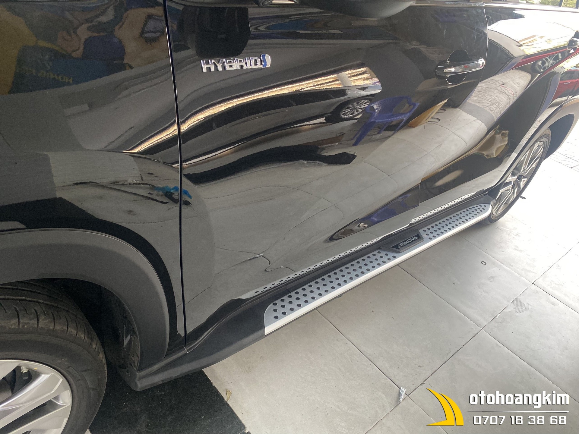 Bậc lên xuống cơ Innova 2023 lắp đặt hoàn chỉnh