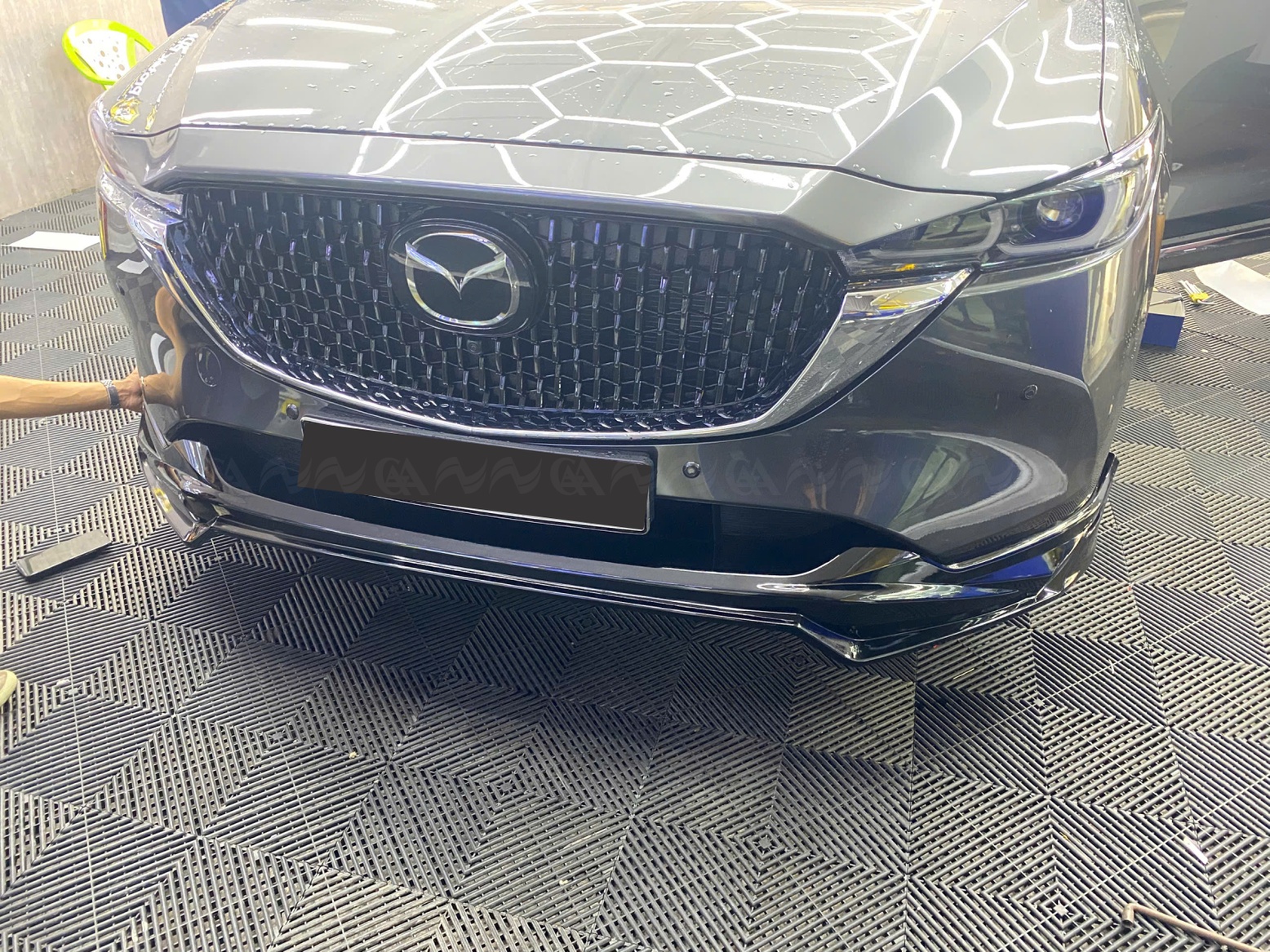 Ốp cản trước (body lip) m&agrave;u đen cho Mazda CX-5 2023+ chưa lắp đặt