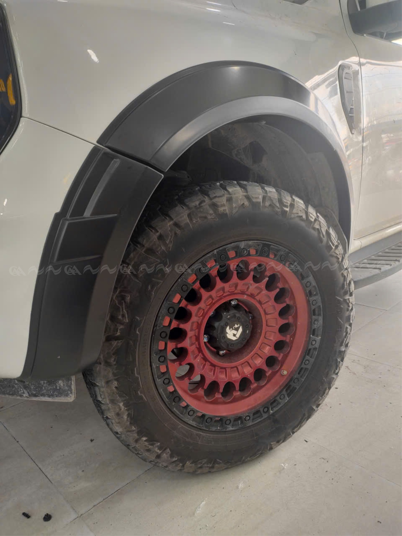 Ốp cua lốp Ranger 2022 bản lớn trơn - ảnh 3