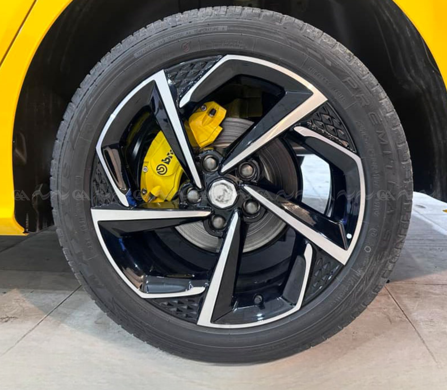 Ốp má phanh HQ Racing Custin 2023+ vàng - ảnh 3