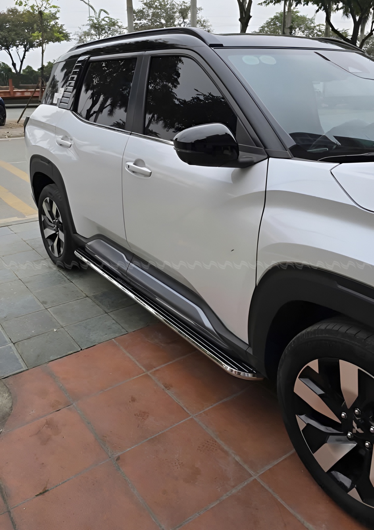 Chi tiết bậc l&ecirc;n xuống cơ TD MAREMLYM Macan với viền inox v&agrave; bề mặt chống trượt