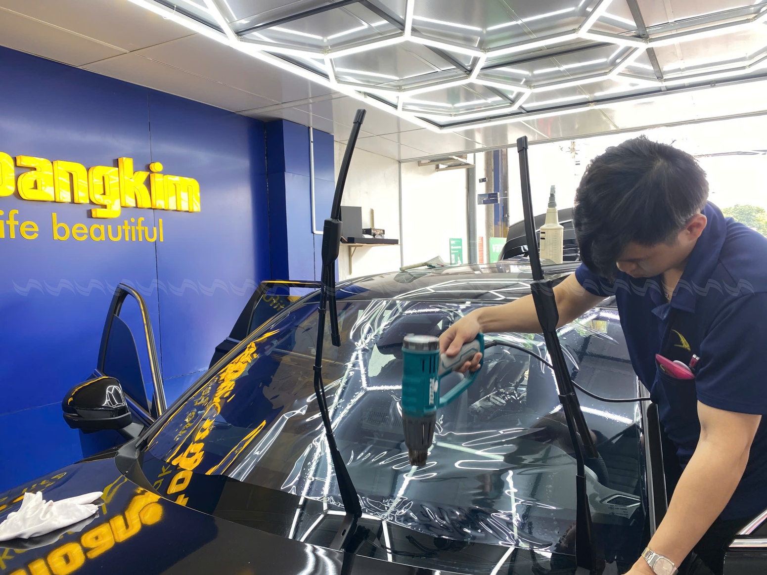 Phim c&aacute;ch nhiệt 3M Crystalline CR BLK 50 tr&ecirc;n k&iacute;nh l&aacute;i &ocirc; t&ocirc;